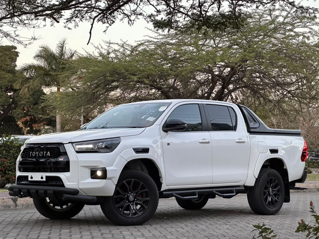 TOYOTA HILUX DOUBLE CABIN thumbnail 3